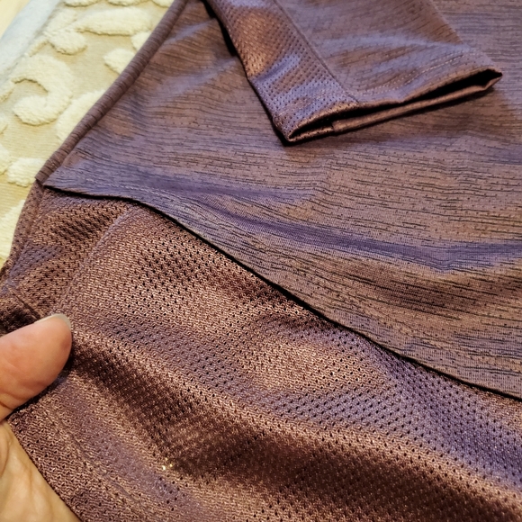 Under Armour Heat Gear heathered top with mesh around the bottom-NWOT - Picture 2 of 9